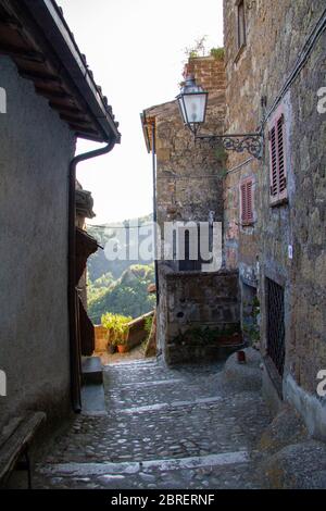 Stadt Calcata vechhia in italien an einem sonnigen Tag aufgenommen Stockfoto