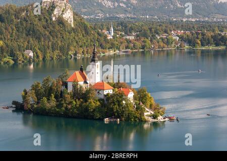 Morgenansicht des berühmten Bleder Sees und der kleinen Insel mit einer Kirche in Slowenien Stockfoto