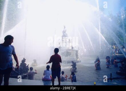 Wasser fließt aus dem Brunnen Las Ranas. La Granja de San Ildefonso, Provinz Segovia, Castilla Leon, Spanien. Stockfoto