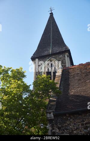 Nahaufnahme des Glockenturms in der St. Katherine's Church in London, Großbritannien. Das Gebäude stammt aus dem Jahr 1853. Stockfoto