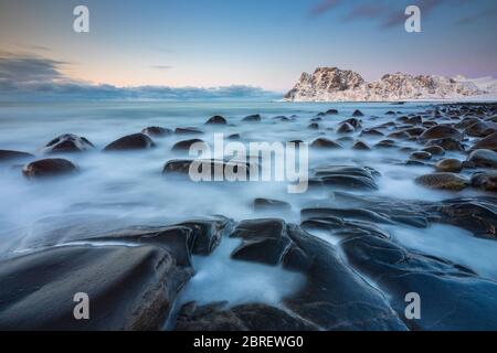 Abenddämmerung am Utakleiv Strand, Leknes, Lofoten, Nordland, Norwegen, Skandinavien, Nordeuropa Stockfoto