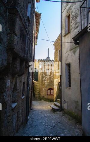 Stadt Calcata vechhia in italien an einem sonnigen Tag aufgenommen Stockfoto