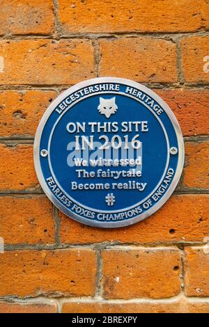 Eine blaue Tafel zum Gedenken an den Sieg des FC Leicester City bei der Premiership 2016. Stockfoto