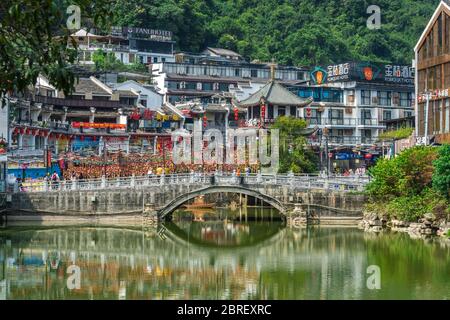 Yangshuo, China - August 2019: Alte Bogenbrücke über Teich und Fluss im Yangshuo Altstadt Zentrum, Provinz Guangxi Stockfoto