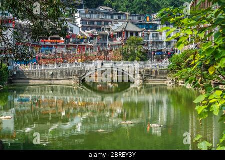 Yangshuo, China - August 2019: Alte Bogenbrücke über Teich und Fluss im Yangshuo Altstadt Zentrum, Provinz Guangxi Stockfoto