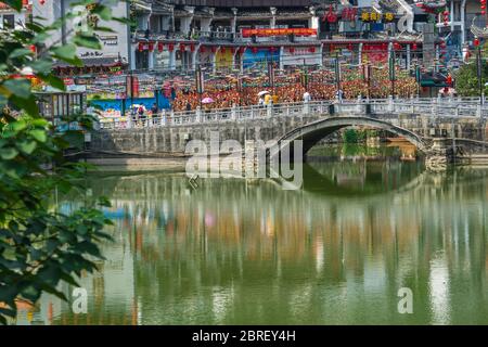 Yangshuo, China - August 2019: Alte Bogenbrücke über Teich und Fluss im Yangshuo Altstadt Zentrum, Provinz Guangxi Stockfoto