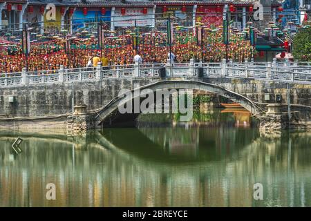 Yangshuo, China - August 2019: Alte Bogenbrücke über Teich und Fluss im Yangshuo Altstadt Zentrum, Provinz Guangxi Stockfoto