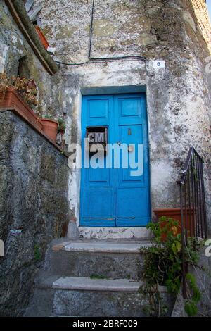 Stadt Calcata vechhia in italien an einem sonnigen Tag aufgenommen Stockfoto