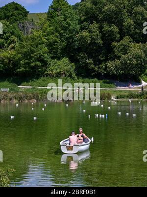 Arundel UK 21. Mai 2020 - Besucher genießen das heiße, sonnige Wetter, indem sie eine Bootsfahrt auf dem Swanbourne Lake in Arundel West Sussex während der COVID-19 Pandemie machen. Allerdings wird das Wetter in den nächsten Tagen abkühlen, bevor es nächste Woche wieder warm wird : Credit Simon Dack / Alamy Live News Stockfoto