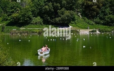 Arundel UK 21. Mai 2020 - Besucher genießen das heiße, sonnige Wetter, indem sie eine Bootsfahrt auf dem Swanbourne Lake in Arundel West Sussex während der COVID-19 Pandemie machen. Allerdings wird das Wetter in den nächsten Tagen abkühlen, bevor es nächste Woche wieder warm wird : Credit Simon Dack / Alamy Live News Stockfoto