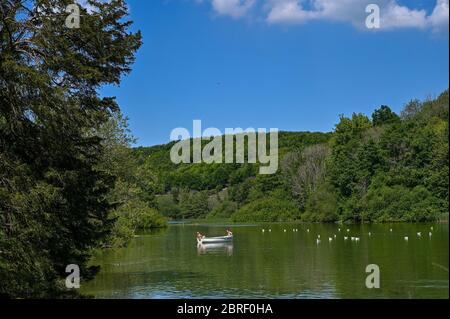 Arundel UK 21. Mai 2020 - Besucher genießen das heiße, sonnige Wetter, indem sie eine Bootsfahrt auf dem Swanbourne Lake in Arundel West Sussex während der COVID-19 Pandemie machen. Allerdings wird das Wetter in den nächsten Tagen abkühlen, bevor es nächste Woche wieder warm wird : Credit Simon Dack / Alamy Live News Stockfoto
