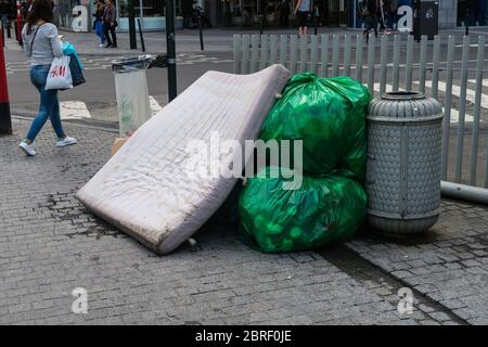 Müll auf der Straße in Brüssel. Stockfoto