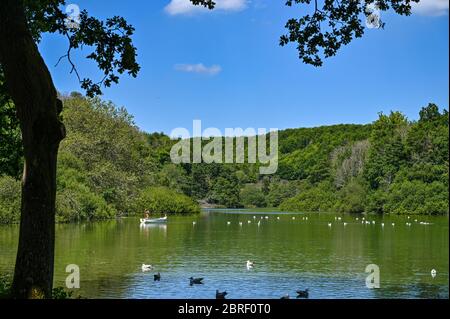 Arundel UK 21. Mai 2020 - Besucher genießen das heiße, sonnige Wetter, indem sie eine Bootsfahrt auf dem Swanbourne Lake in Arundel West Sussex während der COVID-19 Pandemie machen. Allerdings wird das Wetter in den nächsten Tagen abkühlen, bevor es nächste Woche wieder warm wird : Credit Simon Dack / Alamy Live News Stockfoto