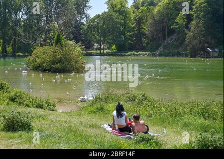 Arundel UK 21. Mai 2020 - Besucher genießen das heiße, sonnige Wetter am Swanbourne Lake in Arundel West Sussex während der COVID-19 Pandemie. Allerdings wird das Wetter in den nächsten Tagen abkühlen, bevor es nächste Woche wieder warm wird : Credit Simon Dack / Alamy Live News Stockfoto