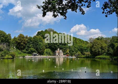 Arundel UK 21. Mai 2020 - Besucher genießen das heiße, sonnige Wetter am Swanbourne Lake in Arundel West Sussex während der COVID-19 Pandemie. Allerdings wird das Wetter in den nächsten Tagen abkühlen, bevor es nächste Woche wieder warm wird : Credit Simon Dack / Alamy Live News Stockfoto