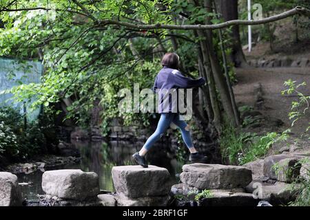 Endcliffe Park, Sheffield, während der 'Stay Alert'-Phase der Coronvirus-Pandemie in Großbritannien. Diese Phase kam am 11. Mai 2020, als Menschen in offenen Räumen so oft und so lange trainieren konnten, wie sie wollen. Sie konnten auch im Park picknicken und sich mit einer anderen Person außerhalb ihrer Familiengruppe treffen. Die 2 Meter soziale Distanzierlinie existiert noch. Stockfoto