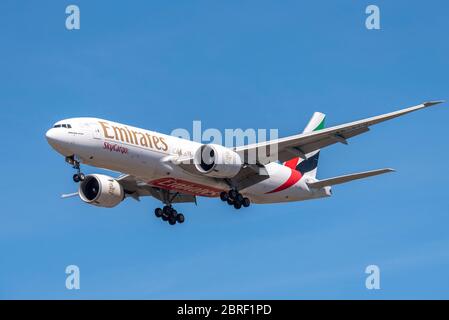 Emirates Sky Cargo Boeing 777-Frachter-Jet-Flugzeug landet am Flughafen London Heathrow über Cranford, London, Großbritannien während der COVID-19-Sperrung. Stockfoto