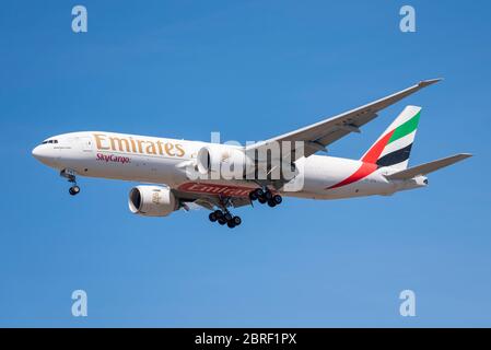 Emirates Sky Cargo Boeing 777-Frachter-Jet-Flugzeug landet am Flughafen London Heathrow über Cranford, London, Großbritannien während der COVID-19-Sperrung. Stockfoto