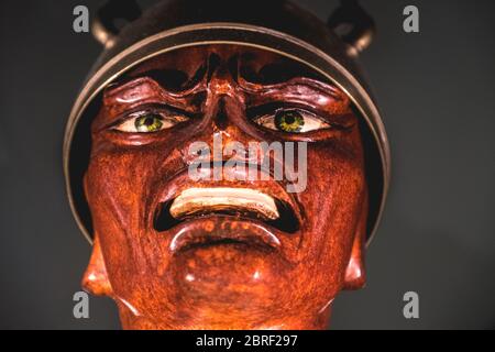 Böse Soldaten Gesicht Statue im Masone Labyrinth Art Museum von Fontanellato in der Provinz Parma, Italien Stockfoto