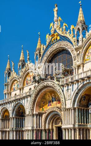 Markusbasilika in Venedig, Italien. Die Basilika di San Marco wurde im 12. Jahrhundert erbaut und ist die wichtigste Touristenattraktion Stockfoto