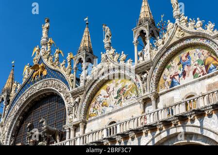 Markusbasilika in Venedig, Italien. Die Basilika di San Marco wurde im 12. Jahrhundert erbaut und ist die wichtigste Touristenattraktion Stockfoto