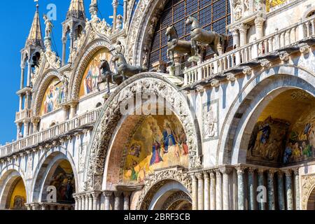 Markusdom (San Marco), Venedig, Italien. Es ist eine der wichtigsten Touristenattraktionen von Venedig. Renaissance-Fassade der Markuskirche in der Nähe. Kunstvoll, ex Stockfoto