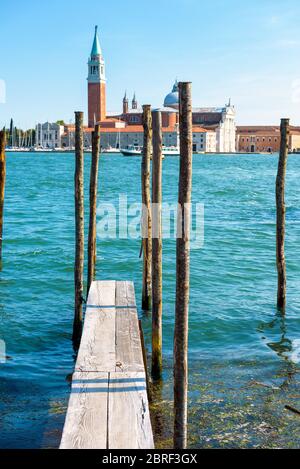 Holzliegeplatz für Gondeln und Boote in Venedig, Italien Stockfoto