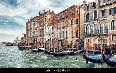 Traditionelle Ansicht einer Straße in Venedig, Italien. Panorama von Venedig mit historischen Gebäuden. Alte Häuser am berühmten Canal Grande in Venedig. Historisch A Stockfoto