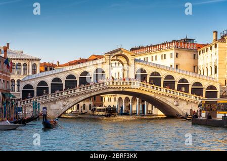 Venedig, Italien - 18. Mai 2017: Die alte Rialtobrücke über den Canal Grande. Die Rialtobrücke (Ponte di Rialto) ist eine der wichtigsten Touristenattraktionen Von Ve Stockfoto