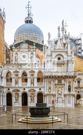 Doge's Palace oder Palazzo Ducale, Venedig, Italien. Es ist eines der wichtigsten Wahrzeichen Venedigs. Schöne Architektur der Renaissance. Verzierter Innenhof Stockfoto