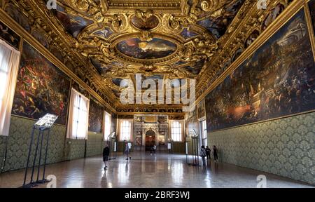 Venedig, Italien - 20. Mai 2017: Im Inneren des reich verzierten Dogenpalastes oder Palazzo Ducale in Venedig. Es ist eines der wichtigsten Wahrzeichen von Venedig. Luxuriöse Innenausstattung Stockfoto