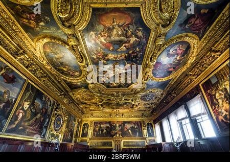 Venedig, Italien - 20. Mai 2017: Im Inneren des reich verzierten Dogenpalastes oder Palazzo Ducale. Dogenpalast ist eines der wichtigsten Wahrzeichen von Venedig. Goldenes Interieur Stockfoto