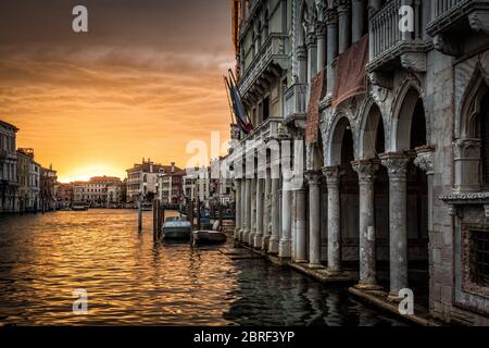 Canal Grande mit Palast Ca' d'Oro bei Sonnenuntergang in Venedig, Italien. Ca' d'Oro (Palazzo Santa Sofia) ist einer der älteren Paläste in Venedig. Stockfoto