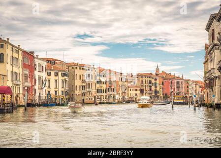 Panoramablick auf den Canal Grande, Venedig, Italien. Romantische Wasserfahrt durch Venedig im Sommer. Panorama von Venedig mit schönen Vintage-Häusern. Tradition Stockfoto