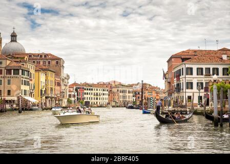 Venedig, Italien - 21. Mai 2017: Motorboote und Gondeln schweben an einem Sommertag entlang des Canal Grande. Der Grand Canal ist einer der wichtigsten Wasserstraßenkanale Stockfoto