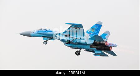 Nahaufnahme eines Luftstreitkommandoters der Ukraine Su-27 Flanker, der im Juli 2018 mit Nachbrennern in Fairford, England, abfliegt. Stockfoto