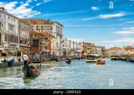Venedig, Italien - 21. Mai 2017: Gondeln mit Touristen fahren entlang des Canale Grande. Gondel ist der attraktivste touristische Transport in Venedig. Stockfoto