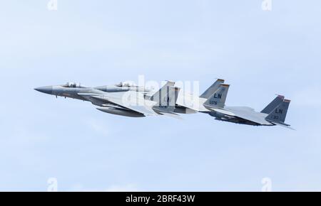 Zwei F-15C Adler mit einem F-15E Strike Eagle, die im Juli 2017 die Landebahn in Fairdford in Gloucestershire überfliegen. Stockfoto