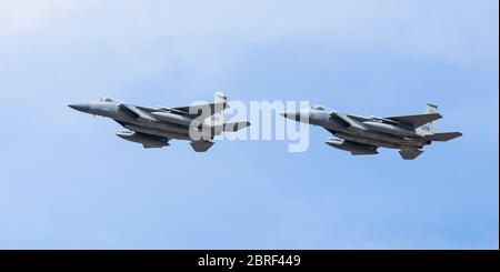 Zwei F-15C Adler überfliegen im Juli 2017 die Landebahn in Fairdford in Gloucestershire. Stockfoto