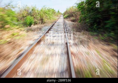 Fahrt auf den Bamboo Bahngleisen in Battambang, Kambodscha, Südostasien Stockfoto