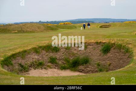 St Andrews, Schottland, Großbritannien. 21 Mai 2020. Die schottische Regierung kündigt an, die Blockade von Covid-19 in Schottland zu lockern. Ab Ende Mai sind nicht-Kontakt-Sportarten wie Golf erlaubt. Die Öffentlichkeit kann während der Schließung des Kurses während der Sperrung den berühmten Old Course in St Andrews nutzen. Iain Masterton/Alamy Live News Stockfoto