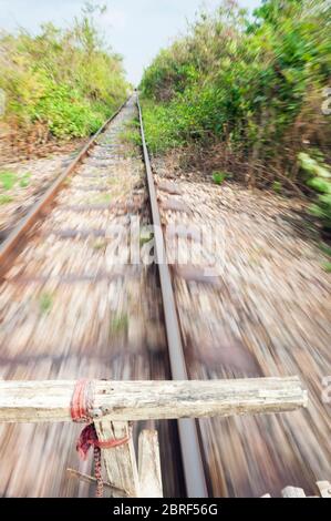 Auf einer Norrfahrt die Bamboo Bahngleise in Battambang, Kambodscha, Südostasien Stockfoto