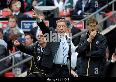 LONDON, GROSSBRITANNIEN. MAI 17: Joe Jordan (Portsmouth links), Harry Redknapp (Portsmouth Manager) und Tony Adams (Portsmouth Manager Assistent) während des FA Cup Stockfoto