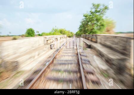 Fahrt über eine Brücke auf den Bamboo Bahngleisen in Battambang, Kambodscha, Südostasien Stockfoto