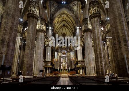 Mailand, Italien - 16. Mai 2017: Innenraum des Mailänder Doms (Duomo di Milano). Der Mailänder Dom ist die größte Kirche Italiens und die fünftgrößte Kirche in Italien Stockfoto