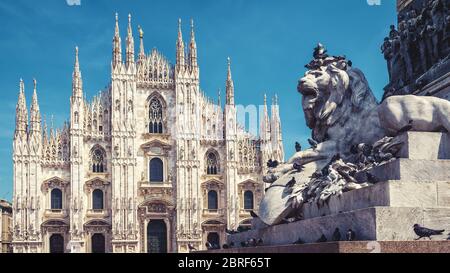 Skulptur eines Löwen und Mailänder Dom auf der Piazza del Duomo in Mailand, Italien. Der Mailänder Dom (Duomo di Milano) im Hintergrund. Stockfoto