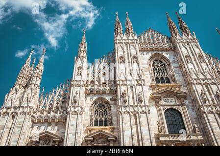 Mailänder Dom (Duomo di Milano), Italien. Es ist ein Hauptdenkmal von Mailand. Luxuriöse Fassade des Mailänder Doms Nahaufnahme. Gotische Dekorationen auf der blauen sk Stockfoto