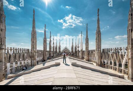 Die Leute besuchen das Dach des Mailänder Doms, Italien. Mailänder Dom oder Duomo di Milano ist die wichtigste Touristenattraktion von Mailand. Atemberaubende Panoramaaussicht auf Go Stockfoto