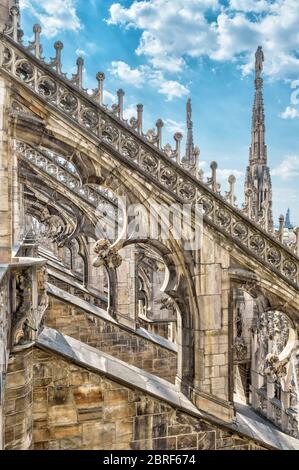 Das Dach des Mailänder Doms (Duomo di Milano) in Mailand, Italien. Der Mailänder Dom ist die größte Kirche Italiens und die fünftgrößte der Welt. Stockfoto