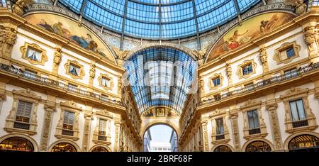 In der Galleria Vittorio Emanuele II in Mailand. Diese Galerie ist eines der wichtigsten Wahrzeichen Mailands. Panorama des Innenraums der Mailänder Galleria mit f Stockfoto